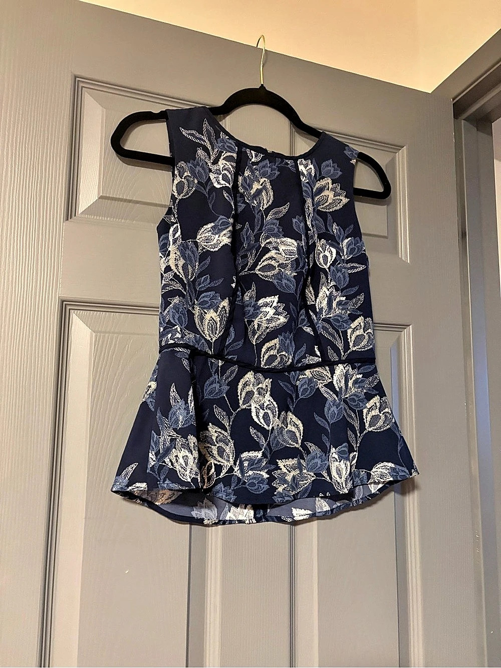 Banana Republic Floral Sleeveless Blouse in Blue Size 2